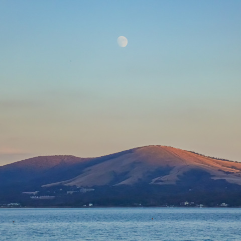 山中湖にのぼる宵月