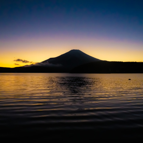 山中湖と夕月