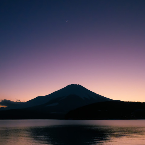 富士と細い月