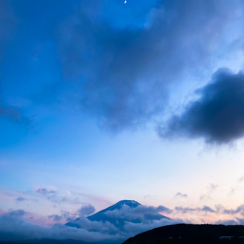 富士と(真上の空に)弓張月