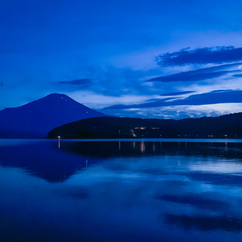富士と右上の雲間に三日月