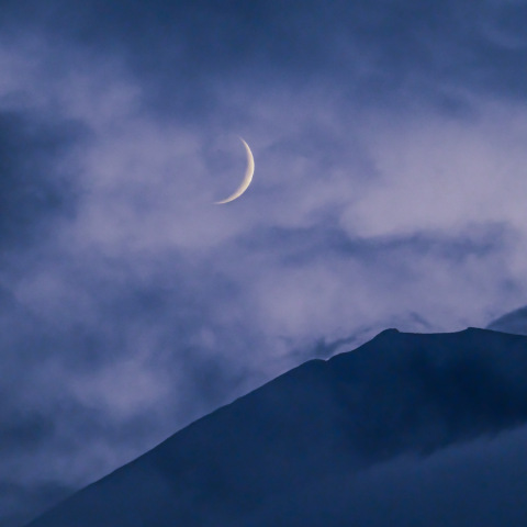 富士に沈みゆく細い月