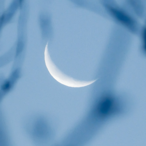 浅葱色の空と白い月