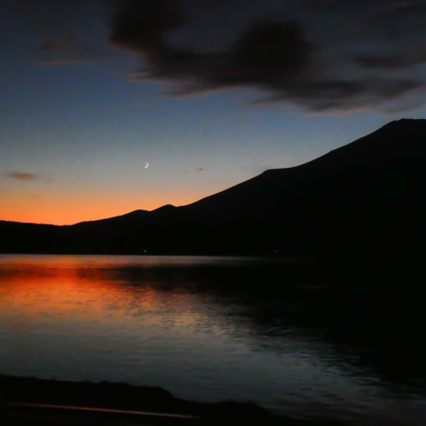 裾野に沈みゆく細い月