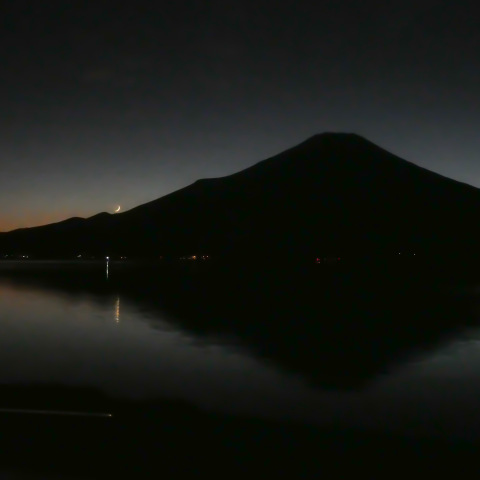 二つ塚に沈む月