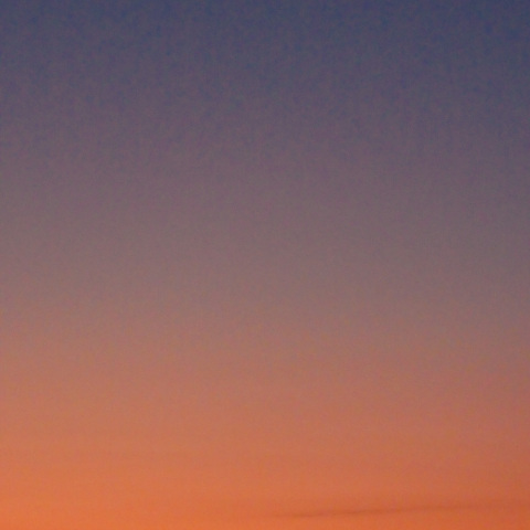 元旦夜明け前、遠く阿蘇外輪山と暁月