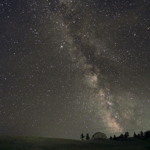 山の端から立ち上がる天の川