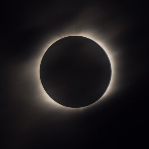 薄雲中の皆既日食（中国　安吉）