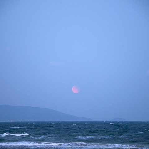 明けゆく空に消え行く部分月食