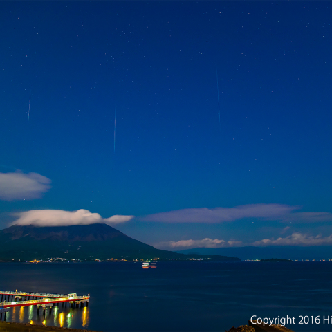 桜島に降る流星
