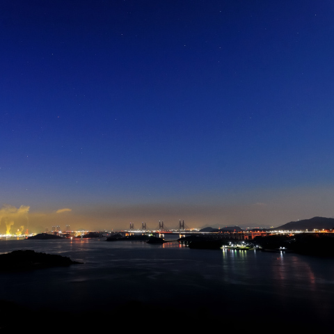 人工発光雲(宇宙花火)のある瀬戸内海風景