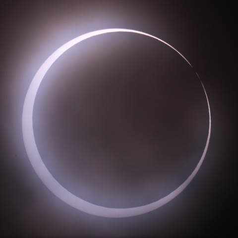 金環日食開始のベイリービーズ