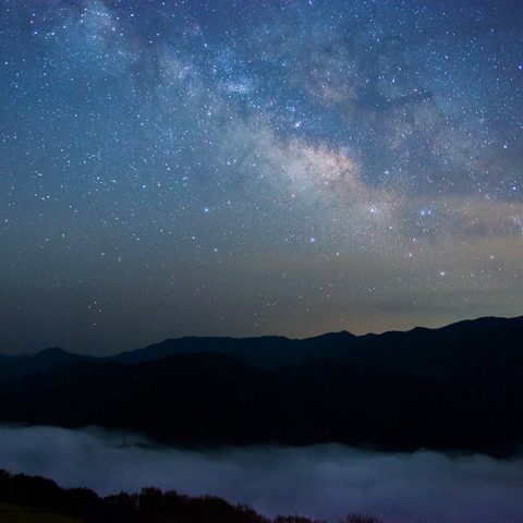 雲海の翠波高原と天の川