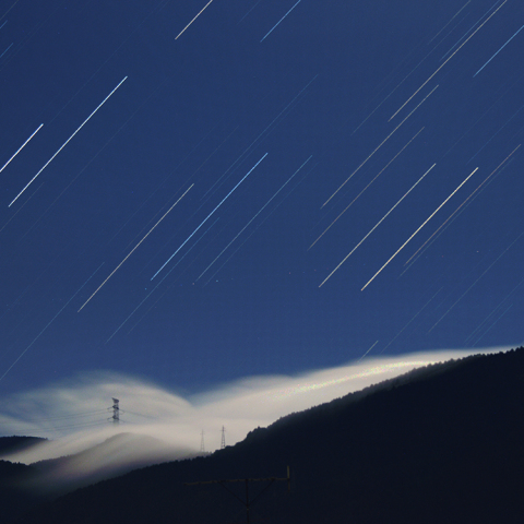 月光下の滝雲と光跡