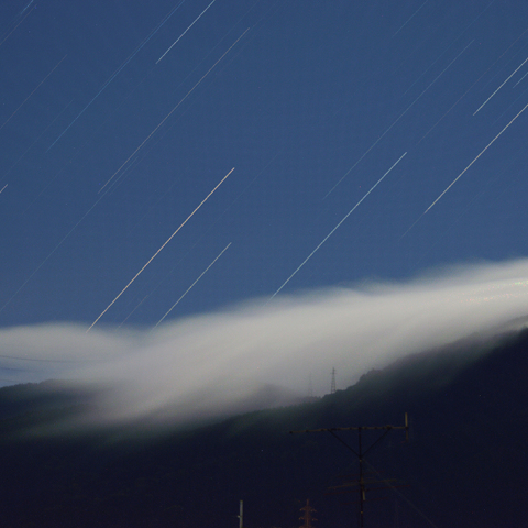 月光下の滝雲と光跡