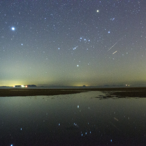 天空の鏡 父母ケ浜に沈むオリオンと流星