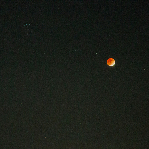 11月19日140年振りのほぼ皆既月食に近い部分月食とプレアデス星団