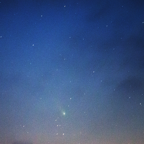 12月12日三脚固定撮影でも写るレナード彗星