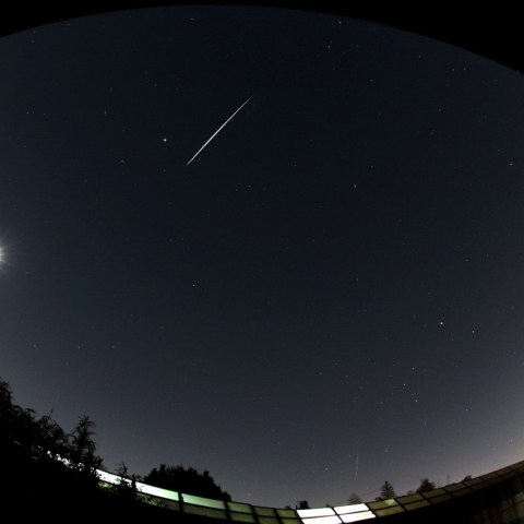 月を射抜く天空の矢（ふたご座流星群）