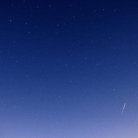 流星か、それとも人工天体か…