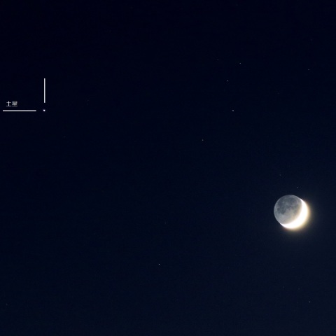 土星に寄り添う月