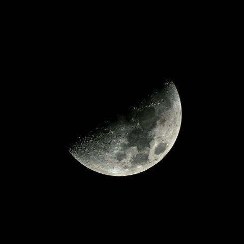 20200103 上弦の月（月齢8.2）