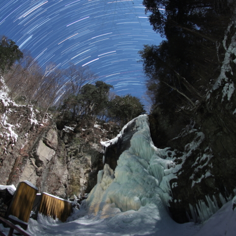 月夜の氷瀑