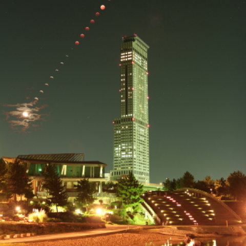 赤い月と高層ビル