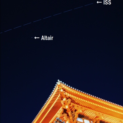 朱雀門上空を通過するISS