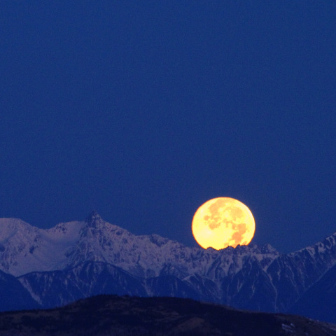 槍ヶ岳と満月