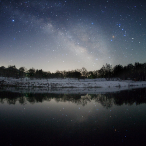 夏銀河映す、まるやち湖