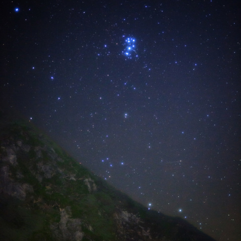 昇るプレアデス星団