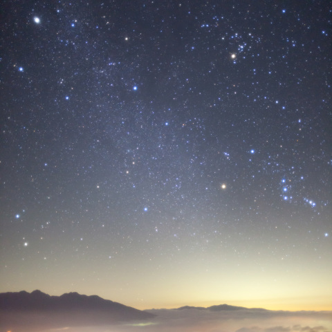 昴とオリオン座の雲海八ヶ岳 