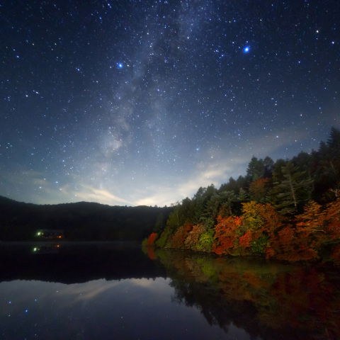 天の川紅葉の白駒池