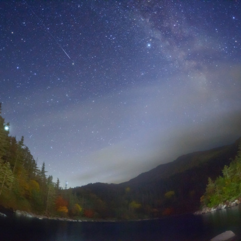 紅葉双子池の銀河流星
