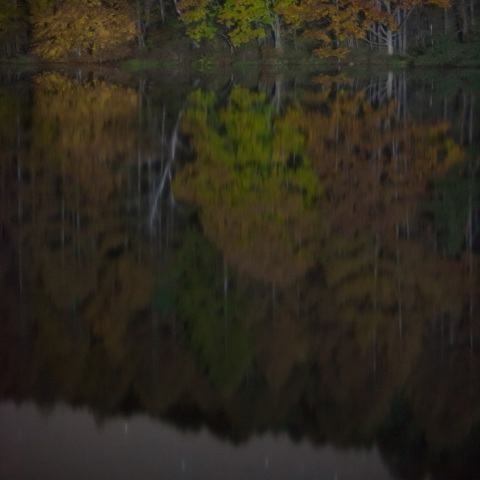 昴呼ぶ秋湖畔