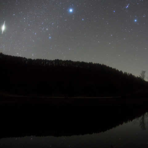 光る衛星映るいずみ湖