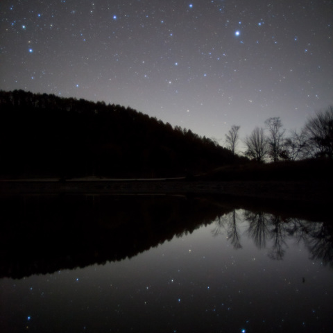 冬星映すいずみ湖