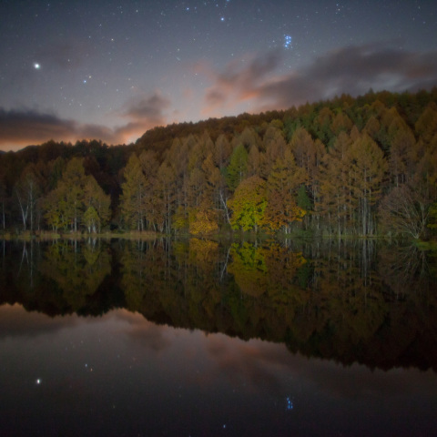 昴響く湖面
