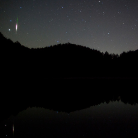しし座流星群の火球映す湖面