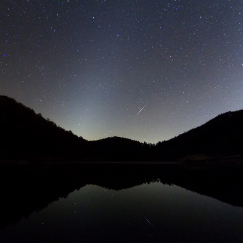黄道光流星映す池の冬銀河