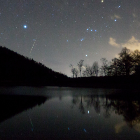 ふたご座流星群映すいずみ湖