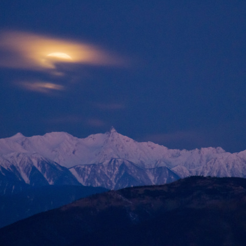 おぼろ満月の槍ヶ岳