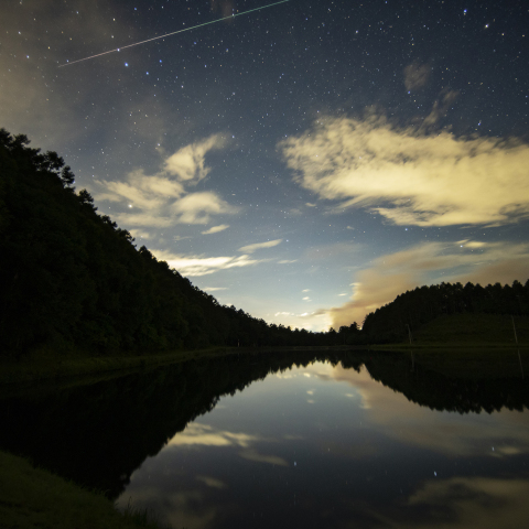かんむり座を貫くペルセウス座流星