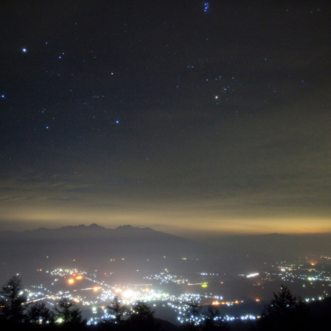 八ヶ岳の昴と街灯