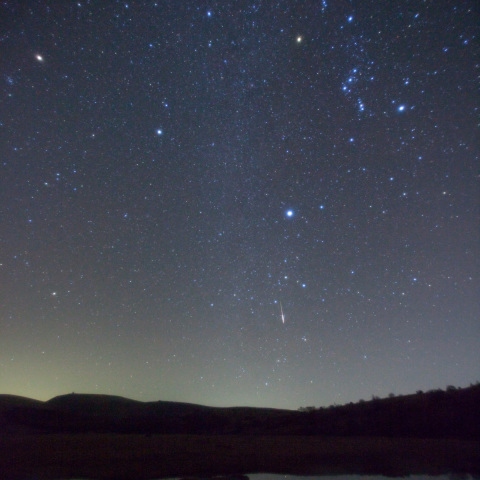 オリオン座流星映す八島湿原