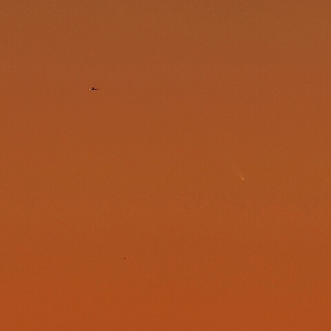 二機の航空機と一緒に写るC/2024 G3アトラス彗星