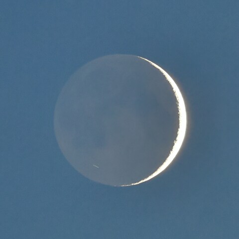 2025-6-27月齢2.0の地球照を横切る人工衛星