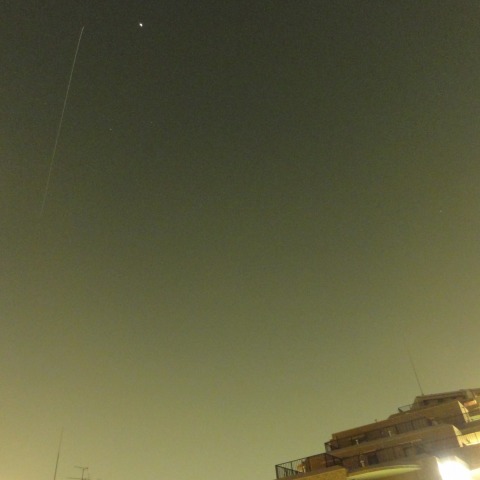 明るい都会の明るい流星と木星