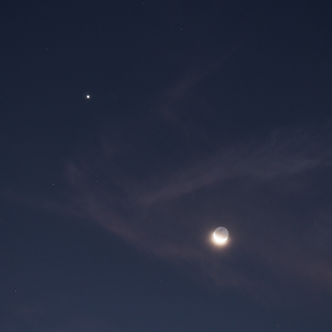 細い月と金星